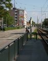 Richtung Fußgängerampel im Hintergrund sieht man schon das Gebäude